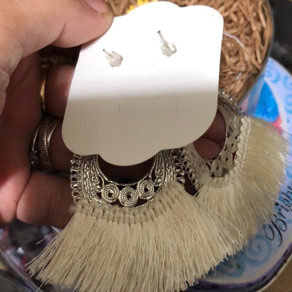 ❤️💚Gorgeous Fashion Feather & Silver  Danglers❤️💚 - Picture 5 of 9